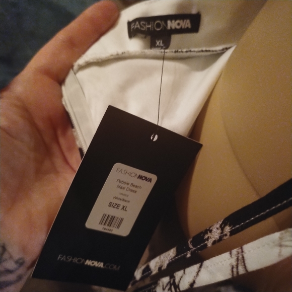 🌸Gorgeous NWT flowy long dress with criss cross back🌸 - Picture 7 of 9